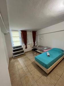 Cette chambre comprend un lit et un escalier. dans l'établissement Eco urban apartemt, à Athènes