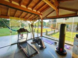 Fitness centrum a/nebo fitness zařízení v ubytování Chalet con piscina climatizada en la naturaleza