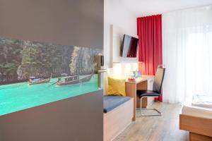 una habitación de hotel con una habitación con cama y dos barcos en el agua en Ambassador TheContinents, en Karlsruhe