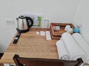 Příslušenství pro přípravu čaje a kávy v ubytování Hideaways Restobar and Resort
