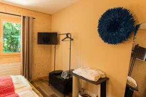 1 dormitorio con 1 cama y una corona azul en la pared en Le Wafo en Gryon