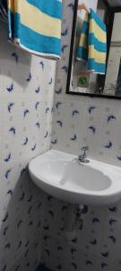 a bathroom with a sink and a mirror at Nunu Homestay Guruvayoor in Guruvāyūr