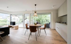 Cuisine ou kitchenette dans l'établissement Astor Apartments