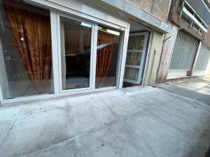 una ventana de un edificio con un reflejo en él en Eco urban apartemt en Atenas