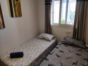 Lovely 3 Bedroom Apartment on Golf Resort في ألاما دي مرسية: غرفة نوم بسريرين ونافذة