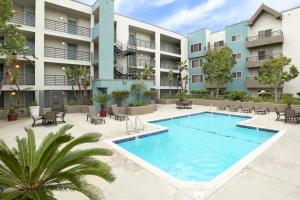 una imagen de una piscina frente a un edificio en Playa Vista 2br w gym pool nr beach LAX LAX-1085 en Los Ángeles