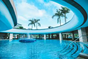 - une piscine avec une fontaine au milieu d'un bâtiment dans l'établissement The Westin Sanya Haitang Bay Resort, à Sanya