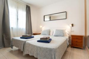 ein Schlafzimmer mit einem Bett mit zwei Handtüchern darauf in der Unterkunft Las Casitas de Corralejo in Corralejo + 25 Fotos