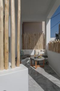 una sala de estar con una mesa y algunos postes de bambú en "Voras Luxury Cave Loft", en Naxos Chora
