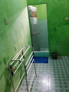 Kamar mandi di Losmen Lima Saudara