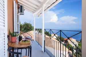 Spartýlas的住宿－Corfu sight Blue，阳台配有桌子,享有海景。