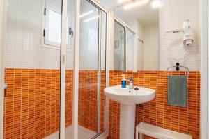 科拉雷侯Las Casitas de Corralejo的带水槽和淋浴的浴室
