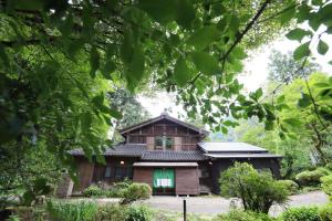 une maison en bois au milieu d'une forêt dans l'établissement Denpaku Komatsu, à Komatsu