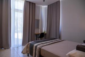 A bed or beds in a room at Dadee's Grande