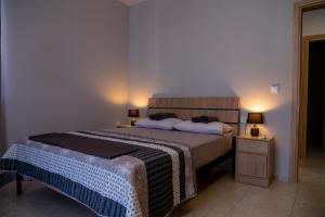 A bed or beds in a room at Dadee's Grande