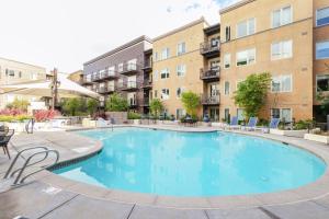 Bazén v ubytování Mountain View 2br w gym spa nr tech companies SFO-1429 nebo v jeho okolí