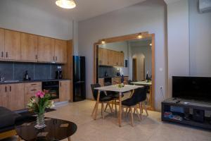 A kitchen or kitchenette at Dadee's Grande