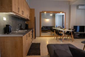 A kitchen or kitchenette at Dadee's Grande