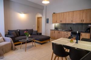 A kitchen or kitchenette at Dadee's Grande