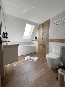 uma casa de banho com um WC, um lavatório e um chuveiro em Хотел BLISS em Kazichene