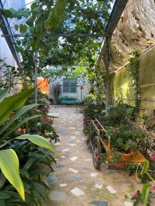 un invernadero con plantas y una bicicleta en él en New Famer Hut, en Brinchang