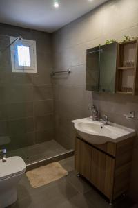 A bathroom at Dadee's Grande Még 15 kép