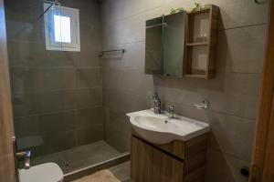 A bathroom at Dadee's Grande