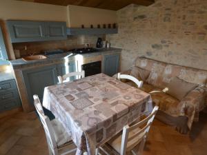 uma cozinha com uma mesa e uma sala de estar em Appealing Apartment in Petrella Guidi with near Centre em Petrella Guidi