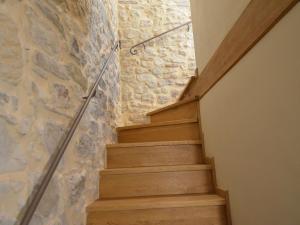 uma escada com uma parede de pedra e escadas de madeira em Appealing Apartment in Petrella Guidi with near Centre em Petrella Guidi