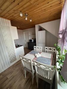 eine Küche und ein Esszimmer mit einem Tisch und Stühlen in der Unterkunft Arvika, Centralt in Arvika