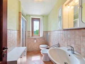 ein Badezimmer mit einem Waschbecken und einem WC in der Unterkunft Beautiful Villa in Belforte all Isauro with Swimming Pool in Belforte allʼIsauro