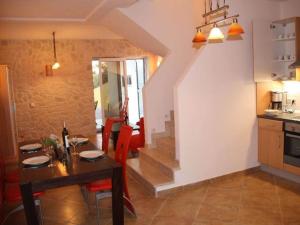 Kuchyň nebo kuchyňský kout v ubytování Splendid Holiday Home in Novigrad near sea