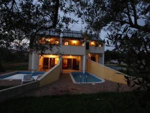 Bazén v ubytování Splendid Holiday Home in Novigrad near sea nebo v jeho okolí