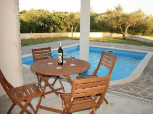 Bazén v ubytování Splendid Holiday Home in Novigrad near sea nebo v jeho okolí