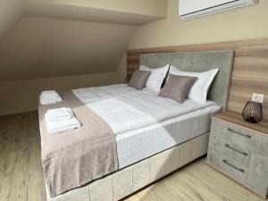 ein Schlafzimmer mit einem großen Bett mit Handtüchern darauf in der Unterkunft Хотел BLISS in Kazichene