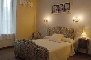 Postel nebo postele na pokoji v ubytování Hôtel du Lion d'Or