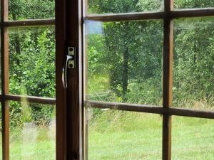 una ventana abierta con vistas a un campo en The Meadow en Lapworth