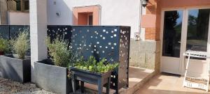 a garden with plants in a black container at MERLOT in Carcassonne