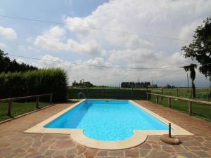 Bazén v ubytování Cozy Holiday Home in Ariano nel Polesine with Swimming Pool nebo v jeho okolí