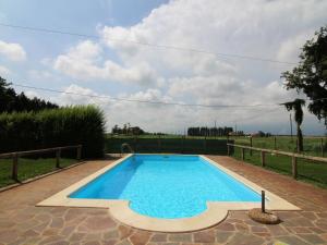 ein Pool in einem Garten mit einem Zaun in der Unterkunft Cozy Holiday Home in Ariano nel Polesine with Swimming Pool in Il Piano