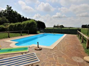 uma piscina num quintal com um banco em Cozy Holiday Home in Ariano nel Polesine with Swimming Pool em Il Piano