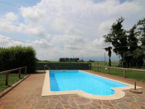 ein Pool in einem Garten mit einem Zaun in der Unterkunft Cozy Holiday Home in Ariano nel Polesine with Swimming Pool in Il Piano