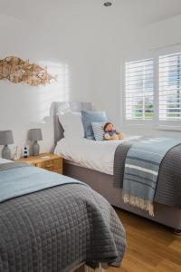 Un niño acostado en una cama en un dormitorio en Ocean Beach, en Camber