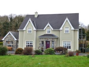 uma casa com uma porta roxa em Parkhouse B&B em Bunratty