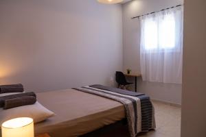 A bed or beds in a room at Dadee's Grande