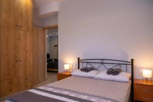 A bed or beds in a room at Dadee's Grande