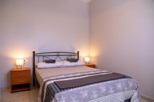 A bed or beds in a room at Dadee's Grande