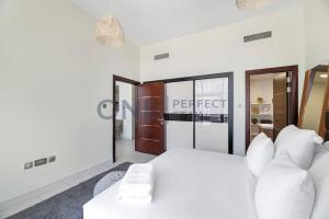 Säng eller sängar i ett rum på Spacious and Cozy Fully Furnished - 1BR Apartment