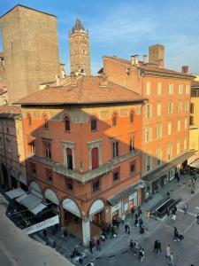 un gruppo di edifici con torre dell'orologio di Casa Clio in Canton de Fiori a Bologna