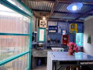 cocina con mesa y ventana en una habitación en New Famer Hut, en Brinchang